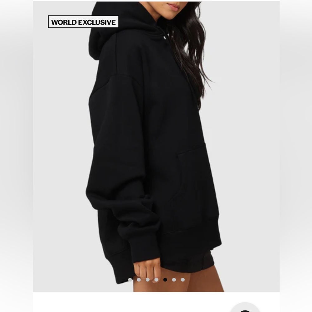 Elevate your streetwear game with the Gorgeous Hoodie by Carré - Picture 4 of 7
